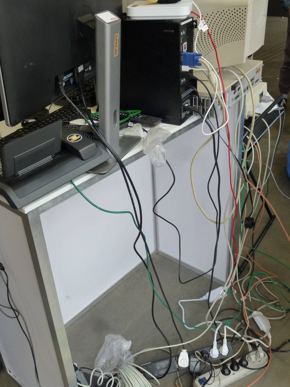 Stanowisko od tyłu z widocznymi kablami